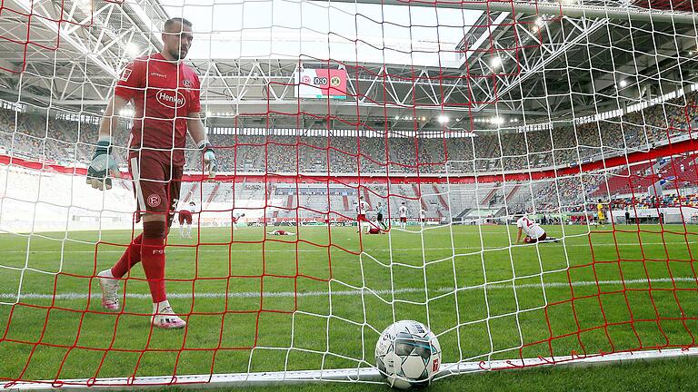 Da war Fortuna Düsseldorf noch Erstligist und keine Fußballfans im Stadion: Düsseldorfs Keeper Florian Kastenmeier holt hier den Ball nach dem Treffer durch Dortmunds Erling Haaland aus dem Netz. Am Samstag spielt der Absteiger gegen Aufsteiger Würzburger Kickers.