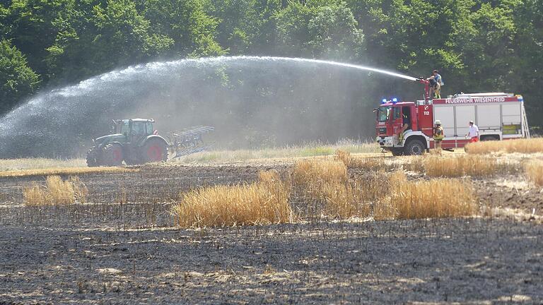 Im August brannte bei Prichsenstadt ein großes Feld. Die Feuerwehr muss das Wasser in solchen Fällen in Tanklöschfahrzeugen beibringen. Im August brannte bei Prichsenstadt ein großes Feld. Die Feuerwehr muss das Wasser in solchen Fällen in Tanklöschfahrzeugen beibringen.