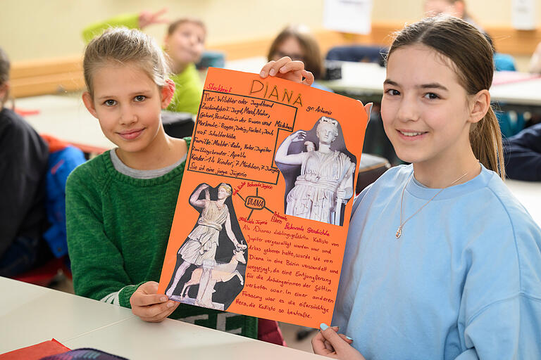 Gerade junge Schülerinnen und Schüler (hier in einer 5. Klasse am Wirsberg-Gymnasium) lassen sich von der römischen Mythologie faszinieren, etwa zur Jagd-, Mond- und Frauengöttin Diana. Gerade junge Schülerinnen und Schüler (hier in einer 5. Klasse am Wirsberg-Gymnasium) lassen sich von der römischen Mythologie faszinieren, etwa zur Jagd-, Mond- und Frauengöttin Diana.
