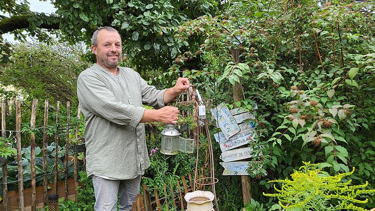 Holger Engel in seinem Garten in Bad Kissingen. Seine Frau hat sich die Deko und den Staketenzaun gewünscht. „Das erfülle ich ihr gern“, sagt der 52-Jährige Handwerker.       -  Holger Engel in seinem Garten in Bad Kissingen. Seine Frau hat sich die Deko und den Staketenzaun gewünscht. „Das erfülle ich ihr gern“, sagt der 52-Jährige Handwerker.