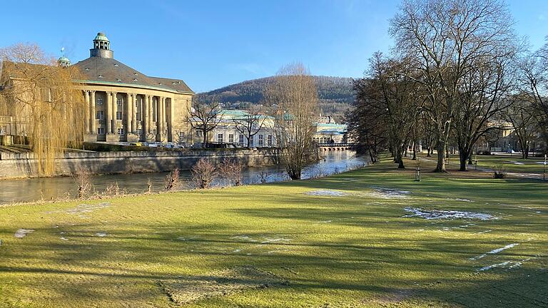 Am Saalestrand zeugen nur noch einige Pfützen vom Hochwasser der vergangenen Tage in Bad Kissingen.