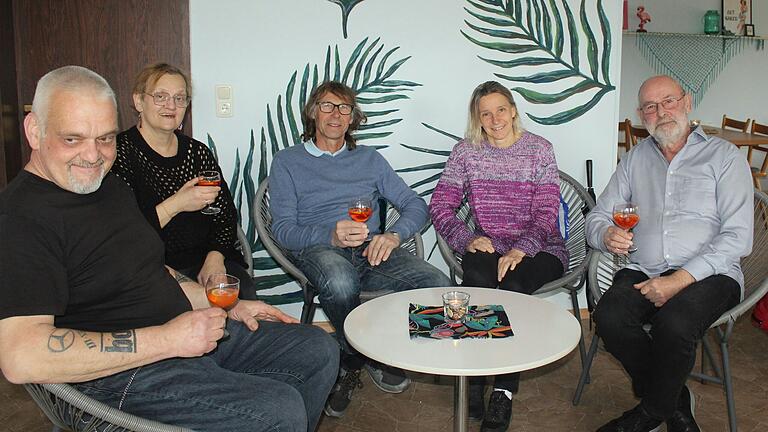 Das neue Pächter-Paar für die Schwimmbad-Gaststätte in Abtswind, Armin und Marion Hofstätter, wurde von Bürgermeister Jürgen Schulz, Gitte Kaiser und Rudi Weikert von der Schwimmbad-Initiative begrüßt (von links).