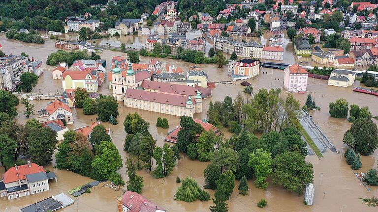 Hochwasser in Polen       -  Verheerende Verwüstung in Klondzko in Polen.