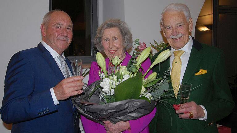 Markt Einersheims Bürgermeister Herbert Volkamer (von links) gratulierte Ingrid und Nikolaus Knauf beim Rathausempfang zur Eisernen Hochzeit. Markt Einersheims Bürgermeister Herbert Volkamer (von links) gratulierte Ingrid und Nikolaus Knauf beim Rathausempfang zur Eisernen Hochzeit.