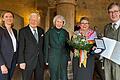 Sabine Unckell (2. von rechts) wurde von OB Christian Schuchardt (rechts) im Wenzelsaal für ihr kulturelles Engagement mit der Ehrenmedaille des Oberbürgermeisters ausgezeichnet. Im Bild von links nach rechts Bürgermeisterin Judith Roth-Jörg und das Ehepaar Regine und Klaus Toyka.