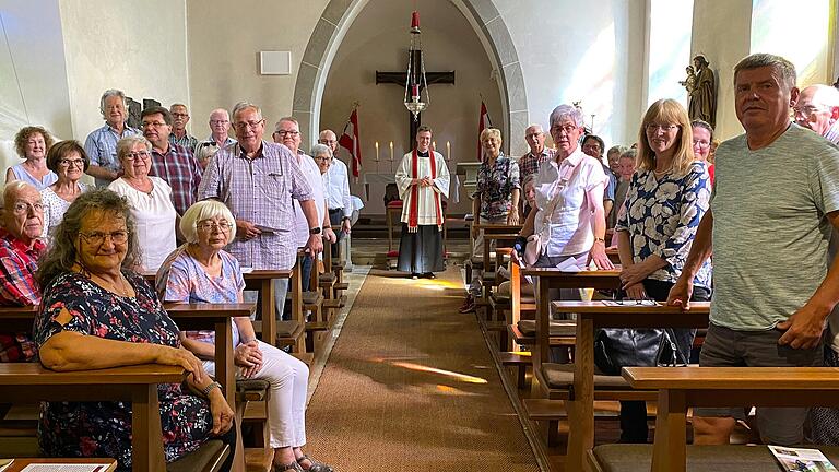 Nach einer Pilgerandacht in der Pfarrkirche Mariae Himmelfahrt in Altenmünster stellten Gerlinde Erhart und Pfarrer Dr. Eugen Daigeler den Wallfahrern aus Mühlhausen (Geburtsort des seligen Liborius Wagner) das Wirken des Märtyrerpriesters vor.