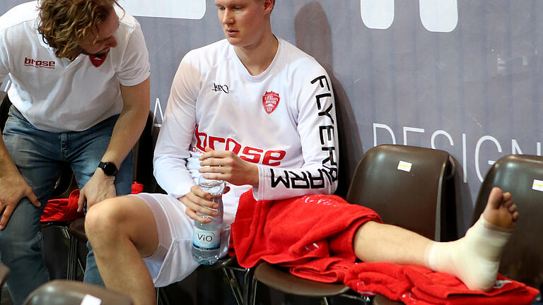 Basketball - easyCredit BBL - s.Oliver Wuerzburg - ratiopharm ulm       -  Dr. Kai Fehske beim verletzten Robin Benzing.