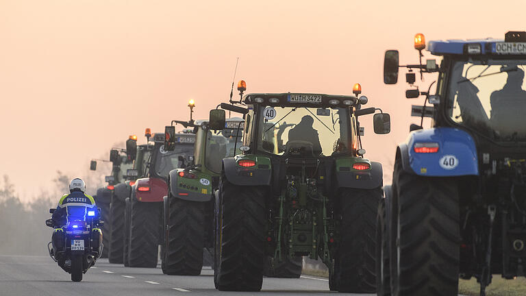 Bauerndemo... auf dem Weg nach Nürnberg       -  Um die 200 Landwirte starten am Freitag (17.01.20) mit ihren Traktoren von Iphofen über die Bundesstraße 8 zur Großdemonstration nach Nürnberg.