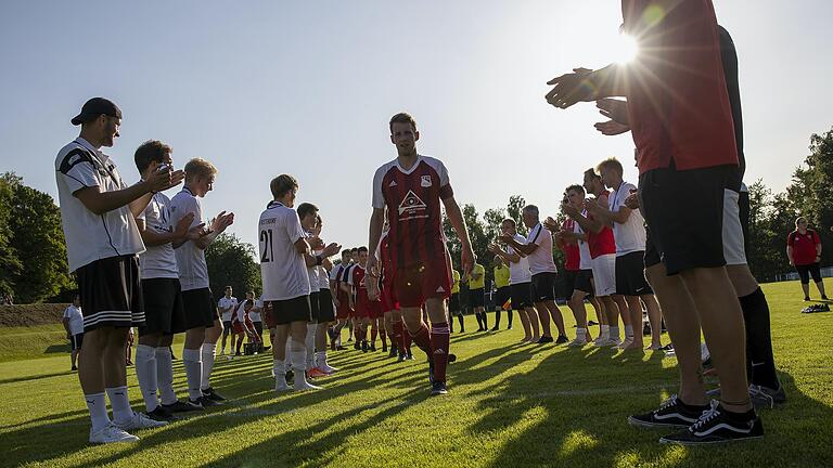 Nach dem Toto-Pokal-Finale auf Kreisebene standen die Rottendorfer Spieler für den Sieger SV Birkenfeld Spalier. Die Birkenfelder haben sich mit diesem Sieg für den landesweiten Toto-Pokal-Wettbewerb qualifiziert und treten nun in dessen erster Runde gegen 1860 München an.