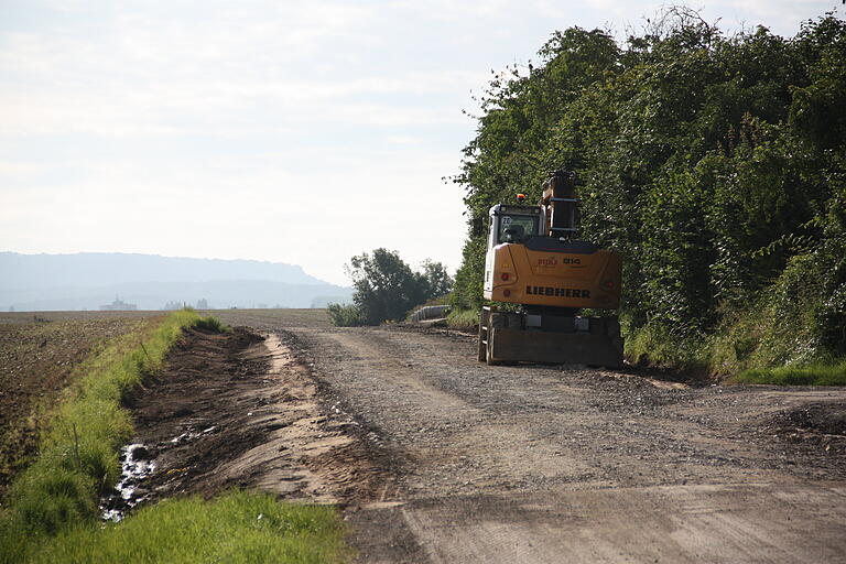 Der Asphalt  und der Oberboden der Seitenbereiche ist entlang der kompletten Strecke bereits entfernt worden.