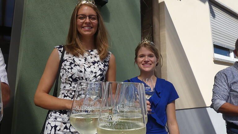 Die fränkische Weinkönigin Eva Brockmann (links) war zu Besuch im Abt-Degen-Weintal und wurde dort unter anderem von Weinprinzessin Anna-Lena Werb (rechts) empfangen. Die fränkische Weinkönigin Eva Brockmann (links) war zu Besuch im Abt-Degen-Weintal und wurde dort unter anderem von Weinprinzessin Anna-Lena Werb (rechts) empfangen.
