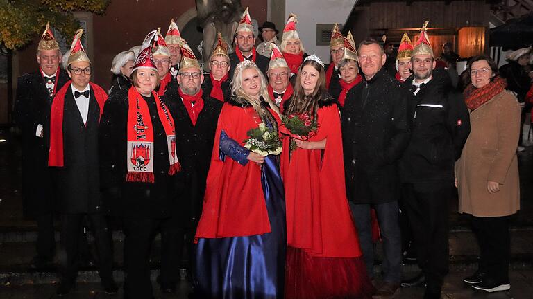 Eröffneten die Faschingssession 22/23 in Ochsenfurt (vordere Reihe von links): Sitzungspräsidentin Melanie Greier, Sven Becker, Baronesse Sonja (Becker) und Prinzessin Celina I. (Gnirck), Bürgermeister Peter Juks, Daniel Jänsch, 2. Bürgermeisterin Rosa Behon.