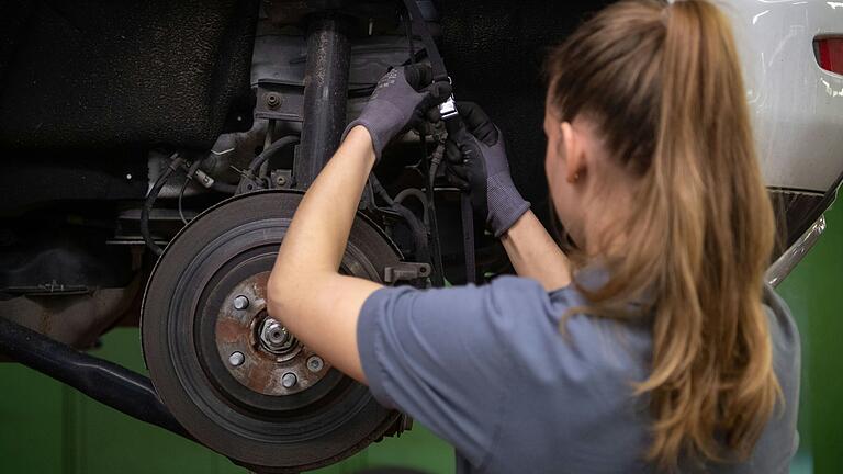 Beliebte Ausbildung: Kfz-Mechatroniker und Kfz-Mechatronikerinnen stellen aktuell bei der Handwerkskammer Unterfranken die mit Abstand meisten Auszubildenden.