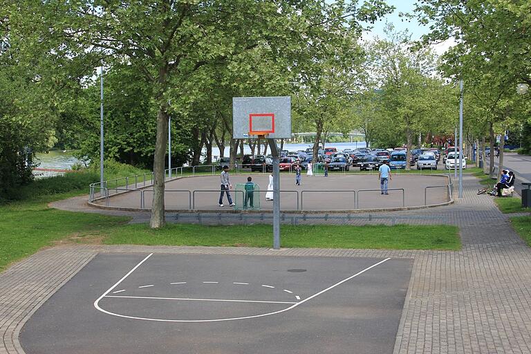 Seit nunmehr fast sieben Jahren sind infolge des Neubaus des Höchheimer Steges Basketballfeld und Rollschuhplatz   nicht mehr nutzbar