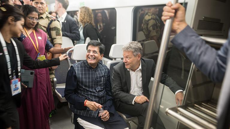 Deutsch-Indische Regierungskonsulatationen in Neu-Delhi       -  Piyush Goyal, Indiens Minister für Handel und Industrie und Wirtschaftsminister Robert Habeck nehmen die U-Bahn.