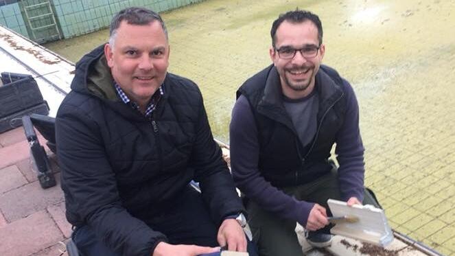 Die fleißigen Helfer des Fördervereins Volkacher Bäder packten kräftig mit an, um das Freibad fit zu machen für die Eröffnung an Fronleichnam. Im Bild Heiko Bäuerlein (links) und Cengiz Zarbo.