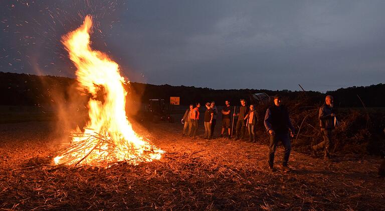 Mit einem Mahnfeuer protestierten Weidetierhalter in Halsbach gegen die ungehinderte Ausbreitung von Wölfen.