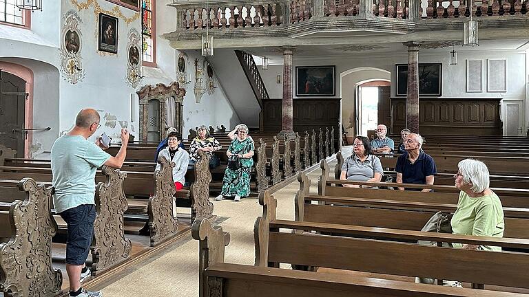 In der Kirche von Eyershausen gab Küster Matthias Jeger interessante Einblicke in die Geschichte des Gotteshauses. In der Kirche von Eyershausen gab Küster Matthias Jeger interessante Einblicke in die Geschichte des Gotteshauses.