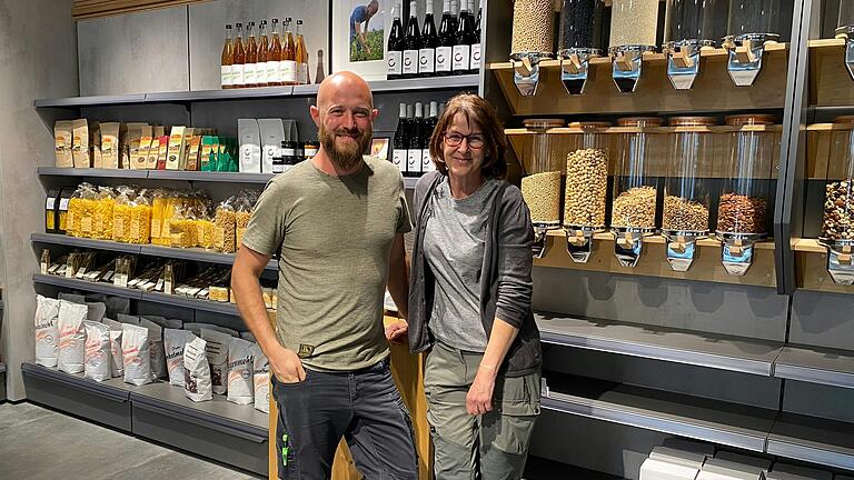Marita Sterk und ihr Sohn Christoph bieten in ihrem Café Heimathungrig Produkte aus vorwiegend lokaler und regionaler Erzeugung an. Marita Sterk und ihr Sohn Christoph bieten in ihrem Café Heimathungrig Produkte aus vorwiegend lokaler und regionaler Erzeugung an.