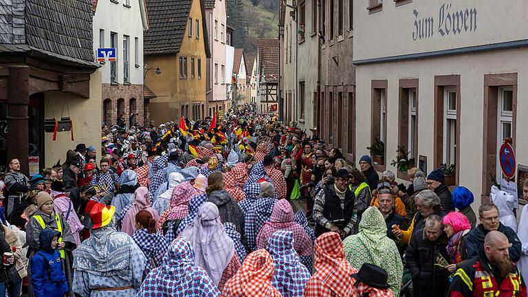 Die große Gruppe von 'Rienecker Überzügen' bahnt sich ihren Weg durch die Menschenmassen. Die große Gruppe von 'Rienecker Überzügen' bahnt sich ihren Weg durch die Menschenmassen.