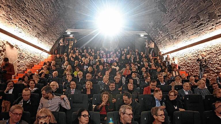 Riesengroß war das Interesse der Cineasten am neuen Central Programmkino im Kulturquartier Bürgerbräu. Riesengroß war das Interesse der Cineasten am neuen Central Programmkino im Kulturquartier Bürgerbräu.
