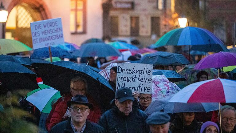 Das Aktionbündnis für Demokratie rief Anfang Februar zu einer Mahnwache auf dem Hammelburger Marktplatz auf.