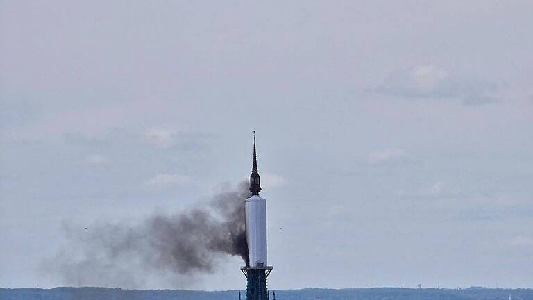 Feuer im Turm der Kathedrale von Rouen       -  Der Turm der Kathedrale von Rouen steht in Flammen.