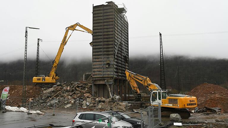 In der Gemündener Ladestraße sollen einige neue Einkaufsmärkte entstehen. Dafür wird die alte Infrastruktur abgerissen – aktuell der große Silo-Turm. In der Gemündener Ladestraße sollen einige neue Einkaufsmärkte entstehen. Dafür wird die alte Infrastruktur abgerissen – aktuell der große Silo-Turm.
