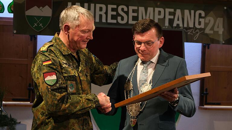 Im engen Austausch: Armin Warmuth und Michael Matz, Brigadegeneral der Bundeswehr in Hammelburg. Im engen Austausch: Armin Warmuth und Michael Matz, Brigadegeneral der Bundeswehr in Hammelburg.