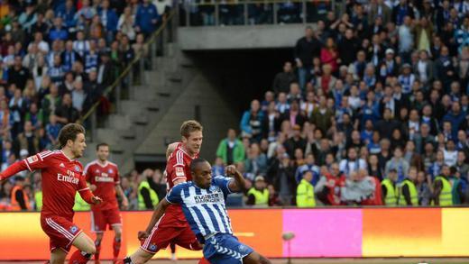 Führungstor       -  Reinhold Yabo erzielt das 1:0 für den Karlsruher SC. Foto: Marijan Murat