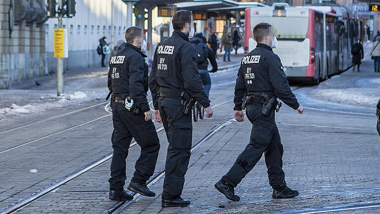 Auch an den Bushaltestellen kontrolliert die Polizei die Einhaltung der Corona-Regeln (Symbolbild).