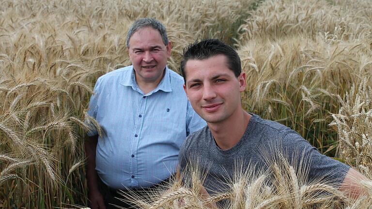 Bauern aus Überzeugung – trotz aller Widrigkeiten: Felix Reisenweber (rechts) will einmal den Bauernhof von Vater Dieter Reisenweber in Untermerzbach (Lkr. Haßberge) übernehmen.