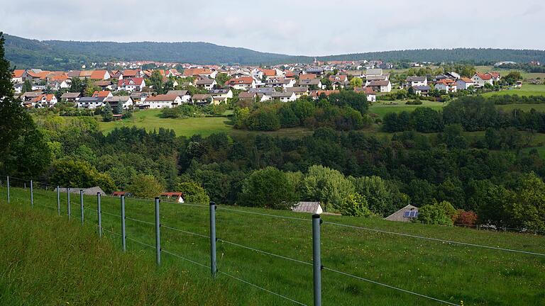 Die Gemeinde Sandberg verfügt über 32 freie Bauplätze. Das Bild zeigt im Vordergrund den Ortsteil Waldberg und im Hintergrund Sandberg.