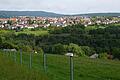 Die Gemeinde Sandberg verfügt über 32 freie Bauplätze. Das Bild zeigt im Vordergrund den Ortsteil Waldberg und im Hintergrund Sandberg.