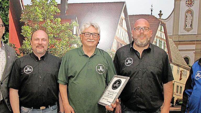 Über die Ernennung von Peter Hart (Mitte) zum Ehrenmitglied freuen sich (von links) Bürgermeister René Gerner, Klaus Kippes, Dominik Schaupp und Michael Schulz.       -  Über die Ernennung von Peter Hart (Mitte) zum Ehrenmitglied freuen sich (von links) Bürgermeister René Gerner, Klaus Kippes, Dominik Schaupp und Michael Schulz.