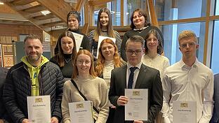 Staatspreise für ihre guten Noten herhielten (hinten von links): Thi Tuyet Nguyen, Alisa Hochgesang, Katharina Bailey, (Mitte, von links) Jana Haupt, Stefanie Durmatov, Sabrina Fischer und (vorne, von links) neben Thomas Leiner, Vorsitzender des B...       -  Staatspreise für ihre guten Noten herhielten (hinten von links): Thi Tuyet Nguyen, Alisa Hochgesang, Katharina Bailey, (Mitte, von links) Jana Haupt, Stefanie Durmatov, Sabrina Fischer und (vorne, von links) neben Thomas Leiner, Vorsitzender des Berufsschul-Fördervereins, Timo Reisenleiter, Mona Häckner, Nils Benkert und Nils Diller.