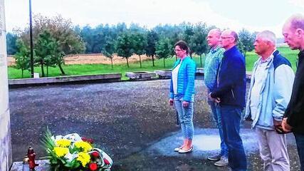 An der Gedenkstätte in Mokra legten die Vertreter aus Klobuck und den Haßbergen Kränze nieder (von links): Sylwia Tronina, Sekretärin des Kreises, Maciej Biernacki, stellvertretender Landrat Klobuck, Landrat Wilhelm Schneider, Krzysztof Nowak, Vorsitzender des Kreistages Klobuck, Horst Hofmann, Geschäftsleiter des Landratsamtes.