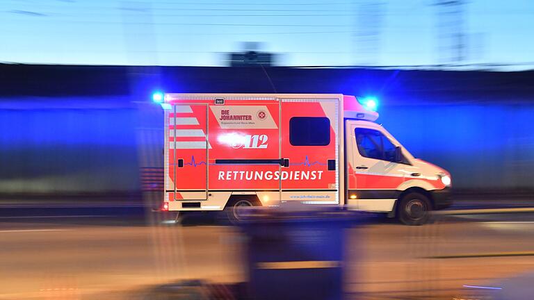 Symbolbild: Ein Notarztwagen unterwegs Symbolbild: Ein Notarztwagen unterwegs
