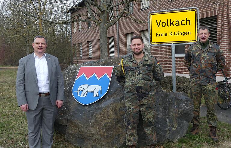 Sichtbares Zeichen der Verbundenheit: Seit dem Frühjahr hat die Volkacher Mainfranken-Kaserne der Bundeswehr ein Ortsschild auf ihrem Gelände, aufgestellt vom städtischen Bauhof. Darüber freuen sich (von links) Bürgermeister Heiko Bäuerlein, Stabsfeldwebel Stefan Ullrich und Volkachs Kommandeur, Oberstleutnant Holm Schreiter.