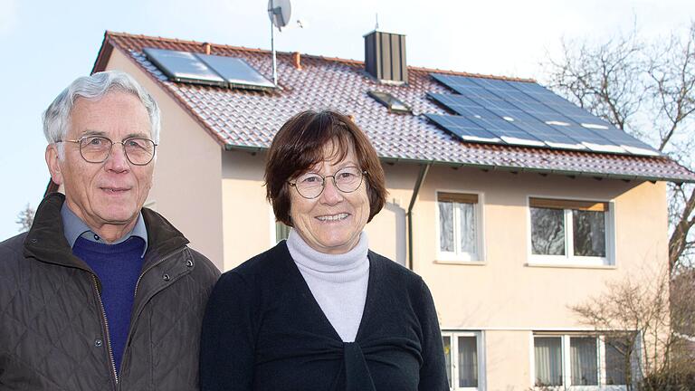 Annelie und Rudolf Maidhof vor ihrem Haus in Schweinfurt. Seit einem Jahr liefert ihre Photovoltaik-Anlage Strom für den Eigenbedarf und speist auch ins öffentliche Stromnetz ein. Die Entscheidung für die Investition haben sie nie bereut, sagen die beiden.