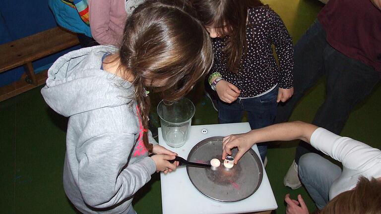 Schüler*innen experimentieren mit Licht.