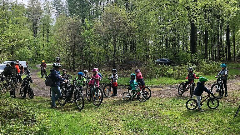 Motivierte Kinder auf ihren Drahteseln erkunden den Spessart.