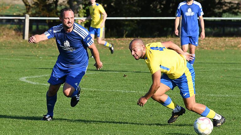 Den Ball im Blick: Jeremy Raithel vom TSV Grettstadt und der Stammheimer Matthias Hübner (links).