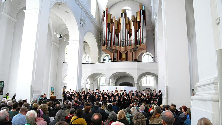 Gut 600 Zuhörerinnen und Zuhörer kamen zum Konzert des Universitätschors Münster unter Volker Hagemann in der Augustinerkirche Würzburg. Gut 600 Zuhörerinnen und Zuhörer kamen zum Konzert des Universitätschors Münster unter Volker Hagemann in der Augustinerkirche Würzburg.