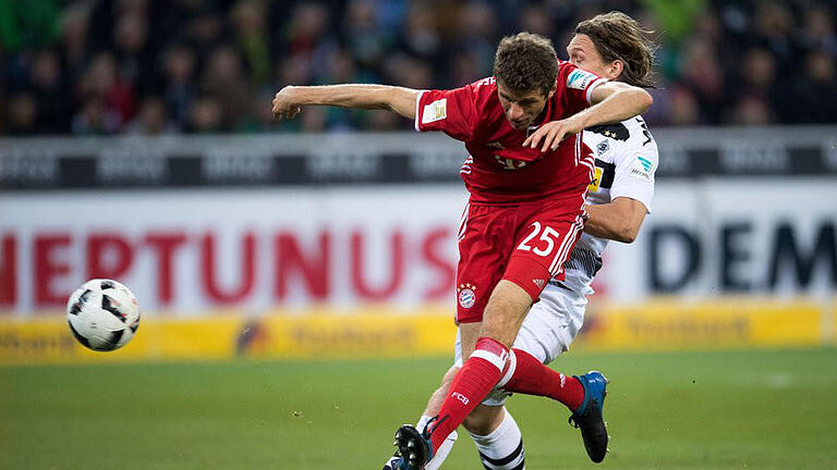 Borussia Mönchengladbach - Bayern München       -  Münchens Thomas Müller (l) trifft zum 1:0 gegen Gladbach. Foto: Marius Becker