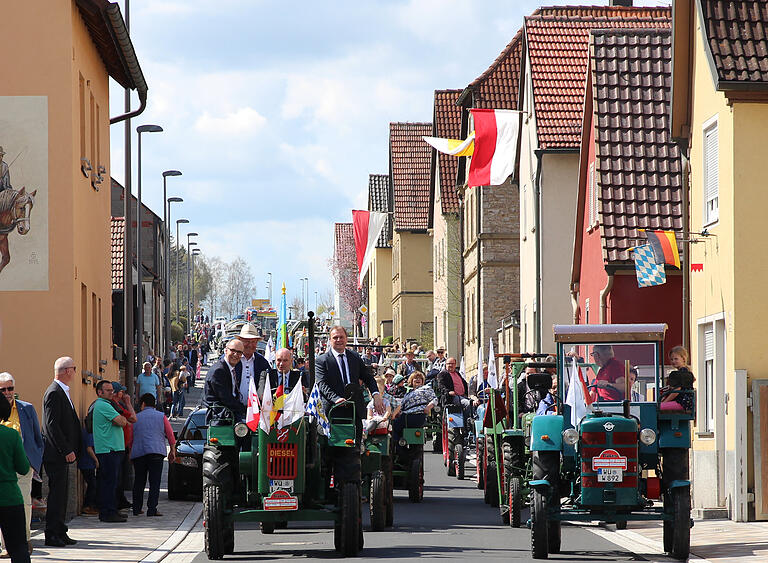 Hunderte kamen zur Schlepperparade zur Einweihung der Kreisstraße Wü 2 (Pleichfelder Straße) in Kürnach. Landrat Eberhad Nuß (am Steuer des linken Traktors) und Bürgermeister Thomas Eberth (rechts) führten die Parade an.