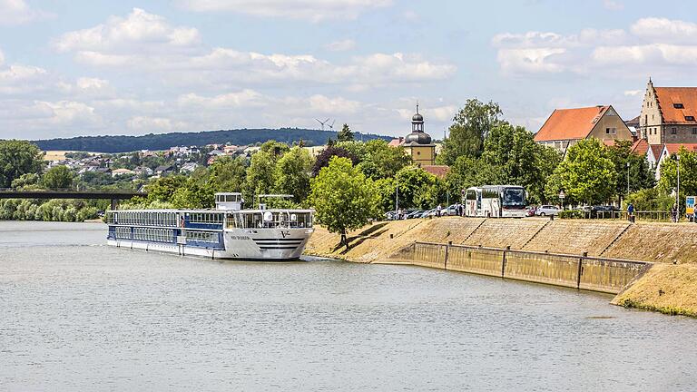 Ein Personenschiff hat im Haßfurt am Main angelegt. Hier werden künftig müde Kapitäne ihren Schubverband 'parken' ober bei Hochwasser oder zugefrorenem Main einen Ruheplatz suchen. Die Ausflugsdampfer wandern dafür in den Hafen.