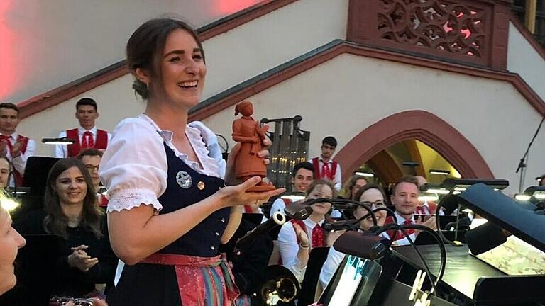 Luisa Burger beim Empfang der Trophäe.