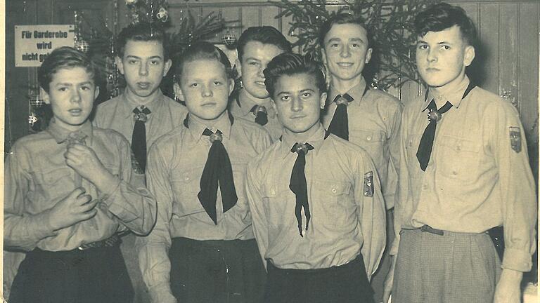 Die Sudetendeutsche Jugend Marktheidenfeld: Treffen im Gasthaus Krone 1955/56.  In einheitlicher Kluft stellten sich um 1955 im Gasthaus Krone (von links) Horst Schuster, Gerhard Killer, Karl Hruschka, Hans Zettl, Rudolf Richter, Adolf Schuster und Roland Grund dem Fotografen.