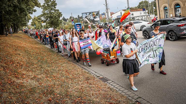 Die Teilnehmerinnen und Teilnehmer des CSD zogen am 20. August friedlich durch die Haßfurter Innenstadt.